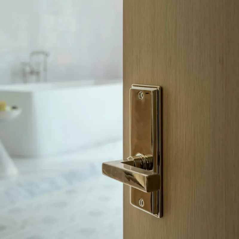 تمیز کردن دستگیره‌های درب برنزی