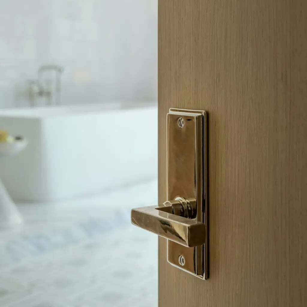 تمیز کردن دستگیره‌های درب برنزی