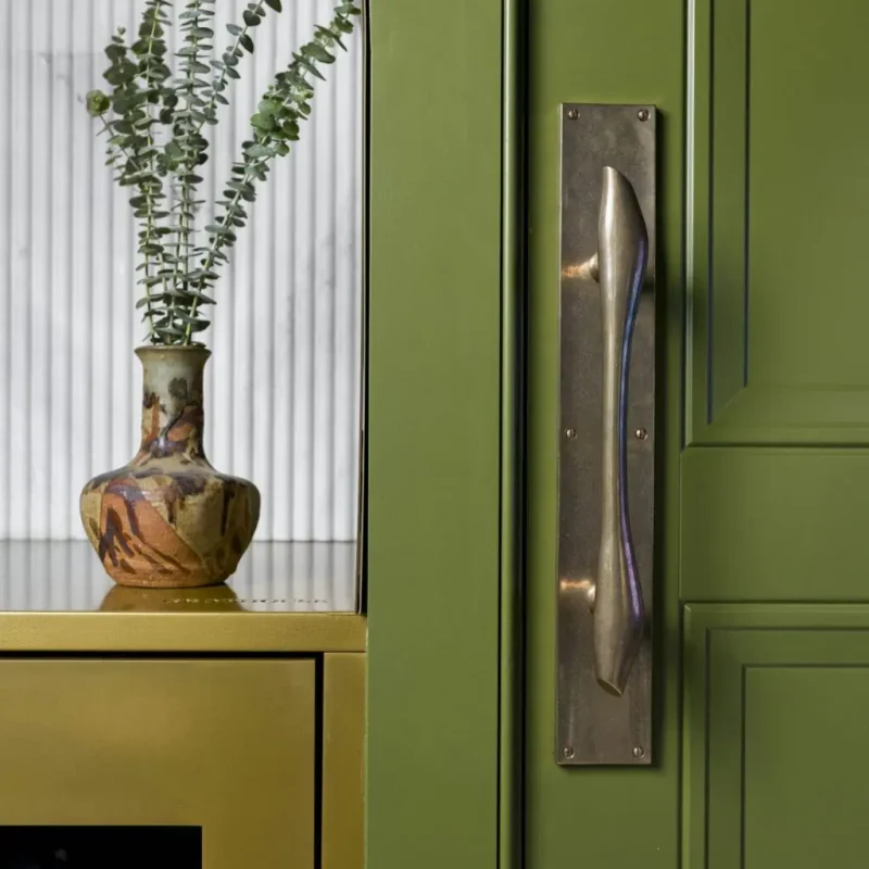 تمیز کردن دستگیره‌های درب برنزی